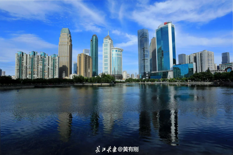 建设大道金融一条街高楼林立，资本在此汇聚成潮。-it交流网